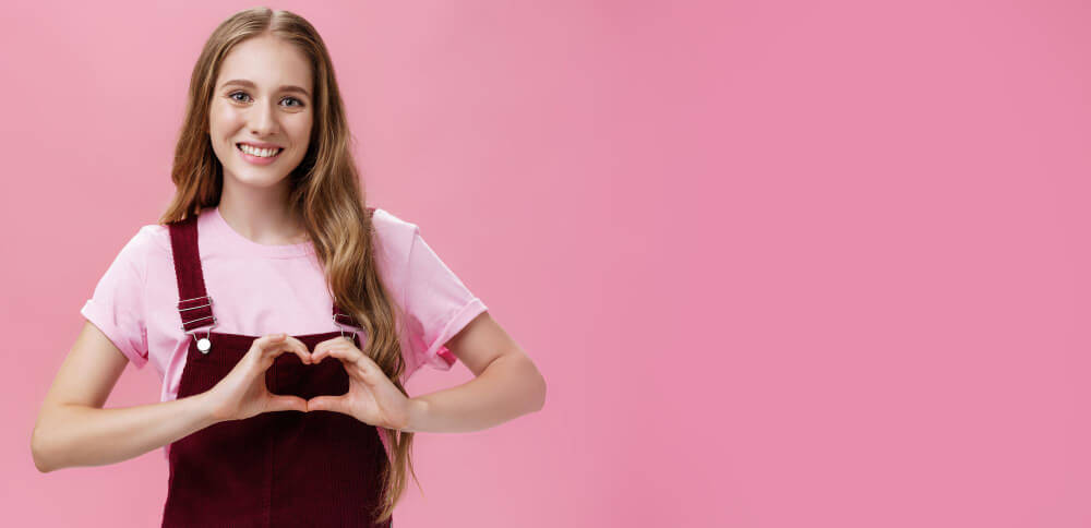 Bodypositive i kobieta ciesząca się życiem